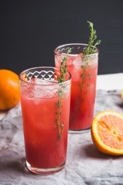 Kokteyl Sicilya Orange rustik ahşap zemin üzerine yapılan