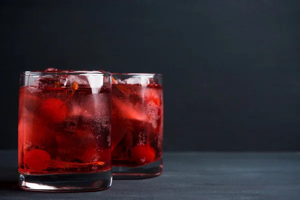 Coquetel vermelho com cereja — Fotografia de Stock