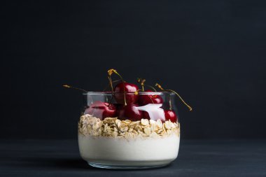 Beyaz sade yoğurt ve kiraz ile ev yapımı Kahvaltı