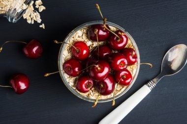 Beyaz sade yoğurt ve kiraz ile ev yapımı Kahvaltı