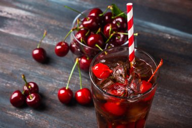 Ferahlatıcı soğuk vişneli kola