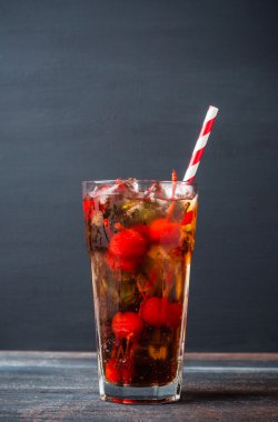 Ferahlatıcı soğuk vişneli kola