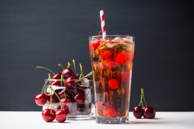 Ferahlatıcı soğuk vişneli kola