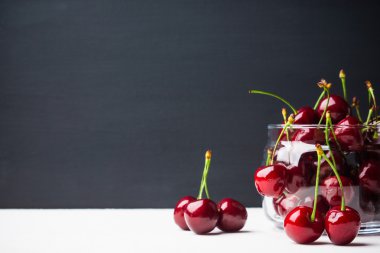 Kavanoz içinde taze kiraz