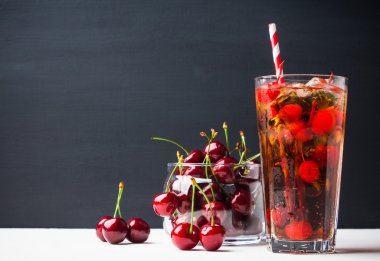 Ferahlatıcı soğuk vişneli kola