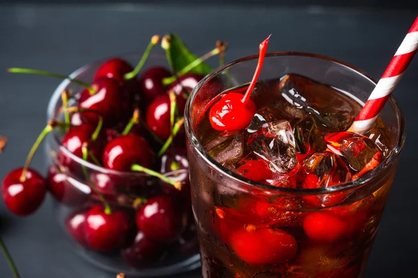 Orzeźwiające zimne cherry cola — Zdjęcie stockowe