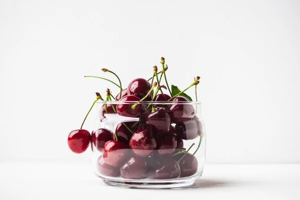 Frische Kirschen im Glas — Stockfoto