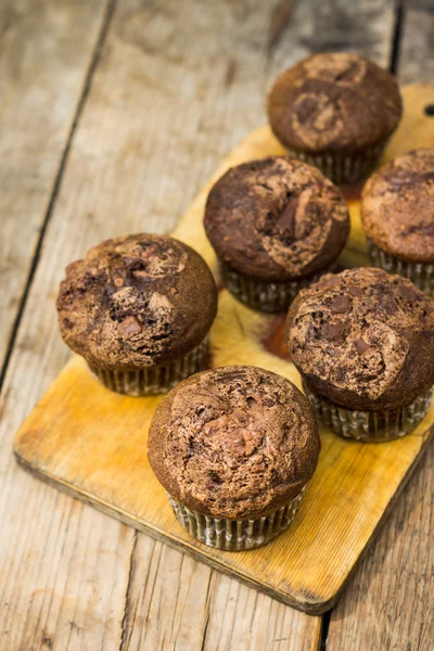 Muffins au chocolat sur le fond en bois — Photo