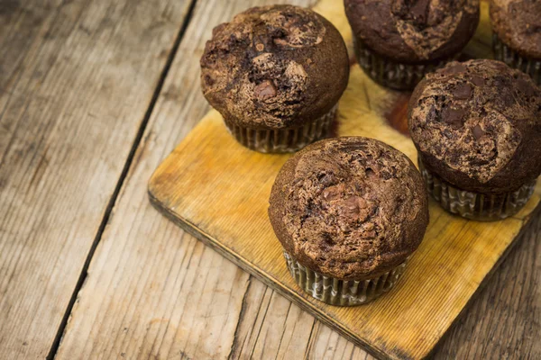 Muffins au chocolat sur le fond en bois — Photo