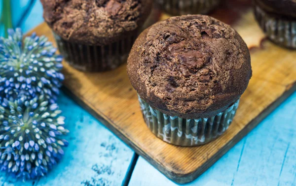 Muffins au chocolat sur le fond en bois — Photo