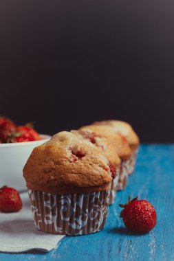 Çilek ile ev yapımı kek