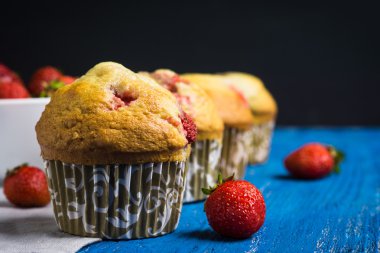 Çilek ile ev yapımı kek