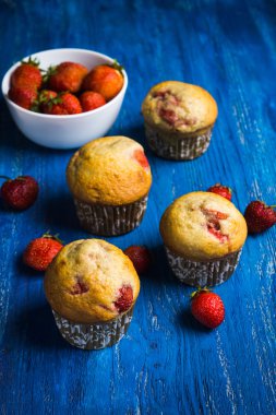 Çilek ile ev yapımı kek