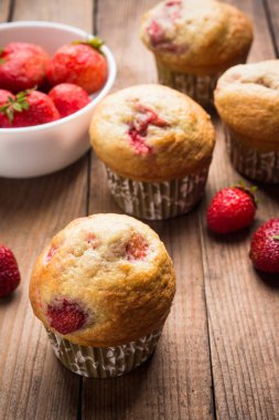 Çilek ile ev yapımı kek