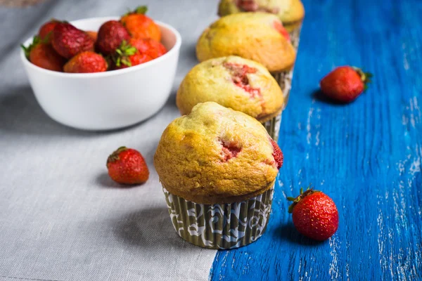 Homemade muffins with strawberries — Stock Photo, Image