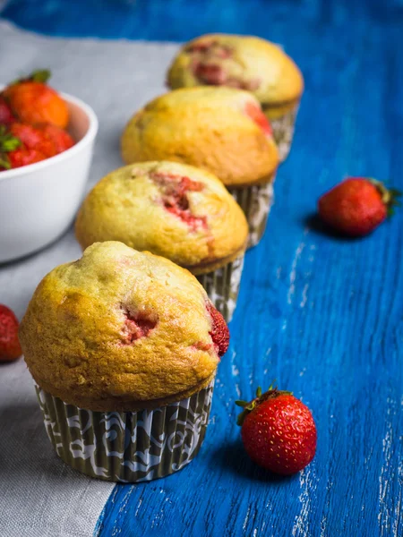 Muffins faits maison aux fraises — Photo