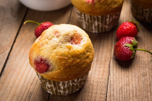 Muffins faits maison aux fraises — Photo