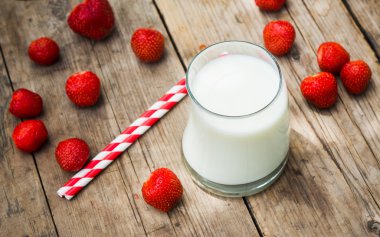 Bardak süt ve olgun çilek