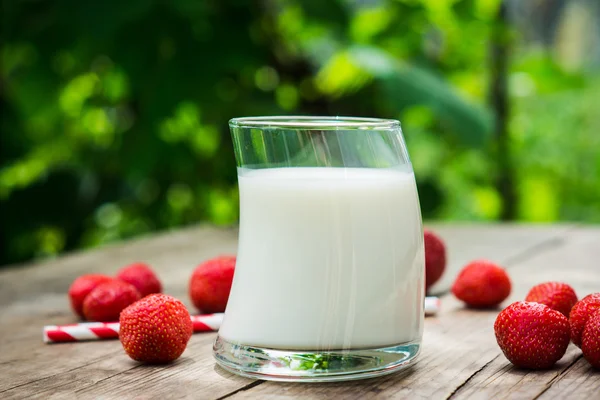 Vaso de leche y fresa madura — Foto de Stock