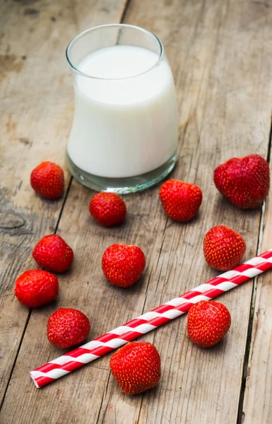 Glas melk en rijpe aardbeien — Stockfoto