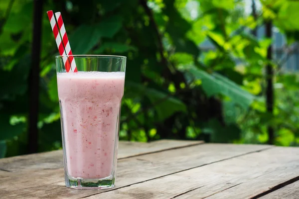 Aardbei milkshake op de houten tafel — Stockfoto