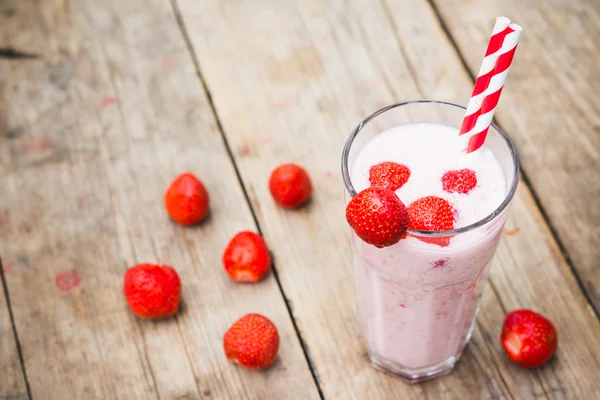 Aardbei milkshake op de houten tafel — Stockfoto