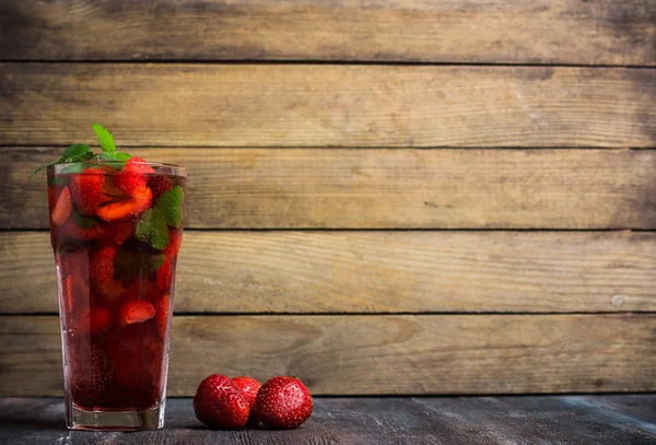 Strawberry mojito cocktail — Stock Photo, Image