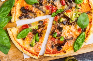 Tahta masada taze pizza.