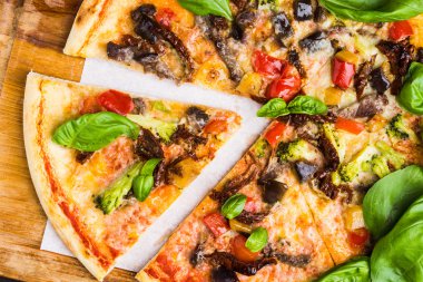 Tahta masada taze pizza.