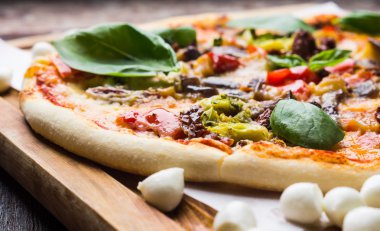 Taze pizza tahta masaya servis