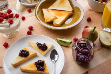 Mavi ahşap masaya Servis Kahvaltı