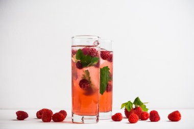 Ahududu ile nane kokteyli