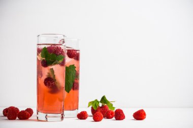 Ahududu ile nane kokteyli