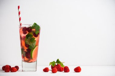 Ahududu ile nane kokteyli