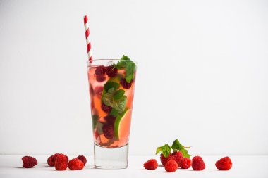 Ahududu ile nane kokteyli