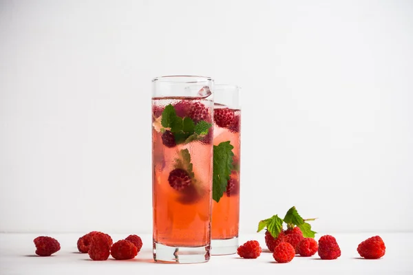 Framboos cocktail met munt — Stockfoto