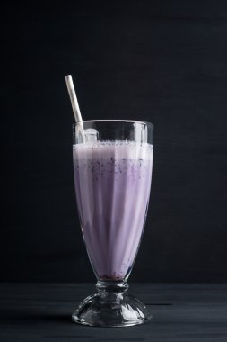 Yaban mersini milkshake ahşap arka plan üzerinde