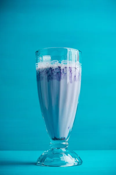 Bosbessen milkshake op de houten achtergrond — Stockfoto