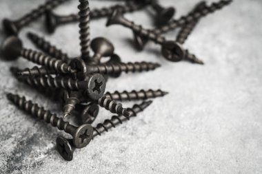 Kırsal arka planda çelikten vida var. Seçici odaklanma. Sığ alan derinliği. 