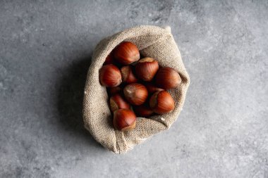 Kırsal arka planda kabuklu fındıklar. Seçici odak.