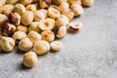 Kırsal arka planda fındıklar. Seçici odaklanma. Sığ alan derinliği.