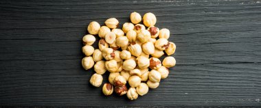 Siyah tahta arka planda fındıklar. Arkaplan ve dokular.