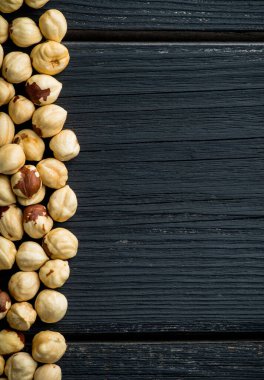 Siyah tahta arka planda fındıklar. Arkaplan ve dokular.