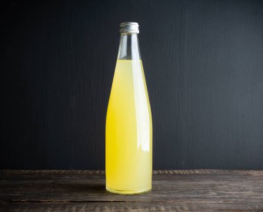 Geleneksel İtalyan limonata limonçellosu koyu kırsal arka planda. Seçici odak.