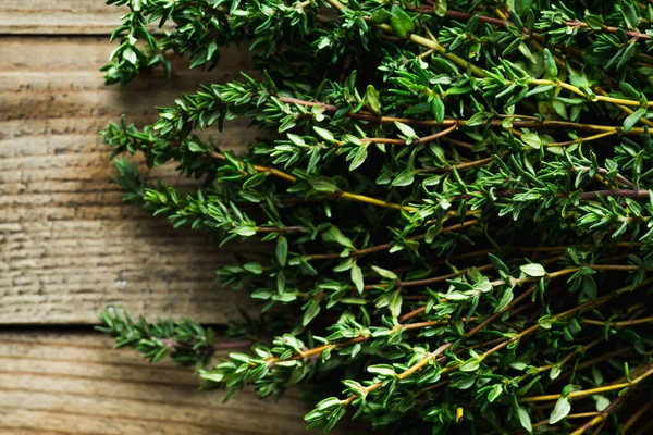 Kırsal arka planda yeni toplanmış kekik sürüsü. Seçici odaklanma. Sığ alan derinliği.