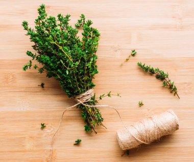 Kırsal arka planda yeni toplanmış kekik sürüsü. Seçici odaklanma. Sığ alan derinliği.