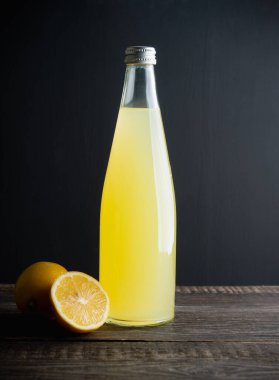 Geleneksel İtalyan limonata limonçellosu koyu kırsal arka planda. Seçici odak.