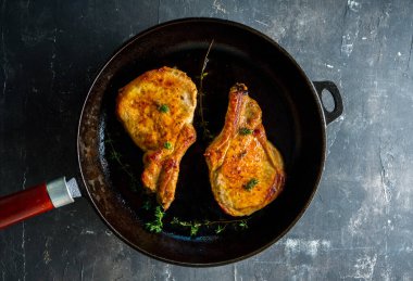 Tavada kızartılmış domuz eti. Seçici odaklanma. Sığ alan derinliği.