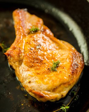 Tavada kızartılmış domuz eti. Seçici odaklanma. Sığ alan derinliği.