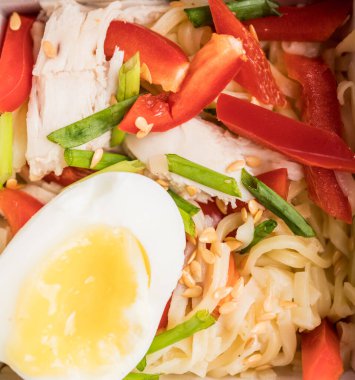 Tavuk, sebze ve yumurtalı erişte. Asya yemekleri. Seçici odak.